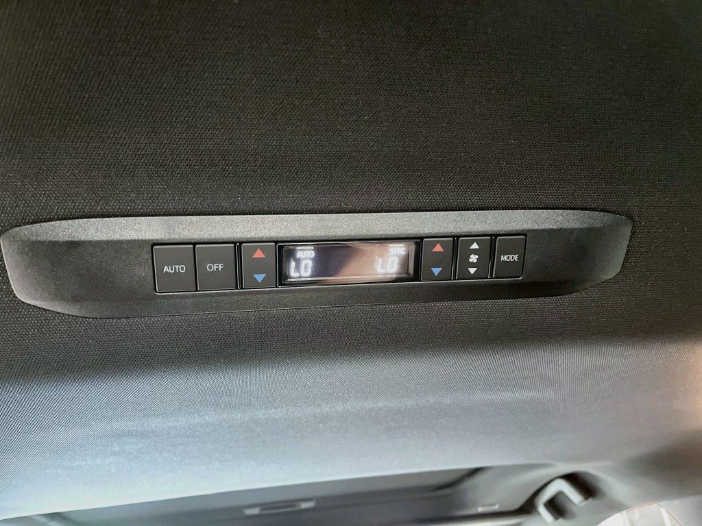 Used 2025 Toyota Sienna XSE w/ XSE Premium Package FWD image 27