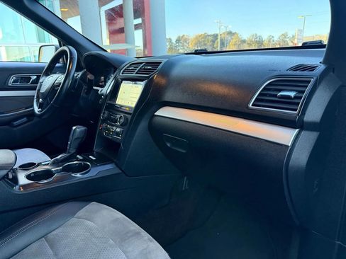 Used 2017 Ford Explorer XLT w/ Equipment Group 202A image 19