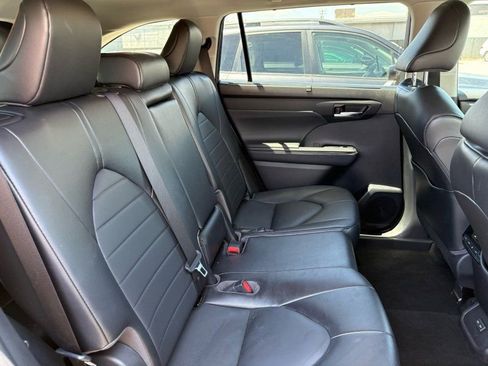 Used 2022 Toyota Highlander XLE image 28