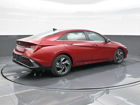 Certified 2024 Hyundai Elantra SEL w/ Convenience Package image 8
