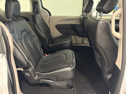 Used 2024 Chrysler Pacifica Limited FWD image 35
