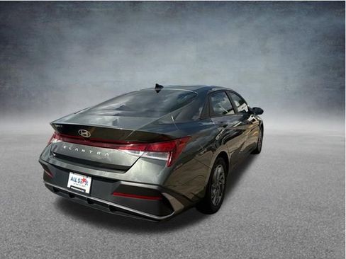 Used 2024 Hyundai Elantra SEL FWD image 11