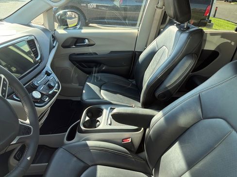 Used 2024 Chrysler Pacifica Touring-L FWD image 8