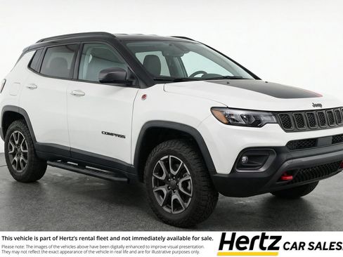 Used 2025 Jeep Compass Trailhawk image 1