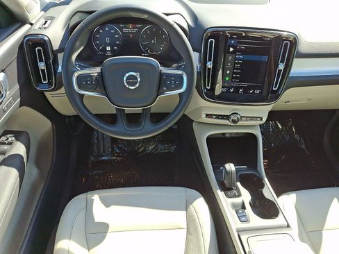 Used 2021 Volvo XC40 T5 Momentum w/ Premium Package AWD/4WD image 12