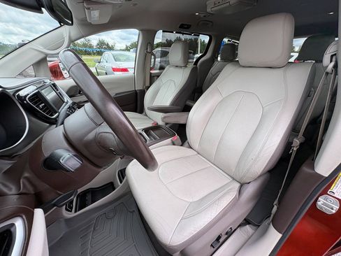 Used 2018 Chrysler Pacifica Touring-L FWD image 17