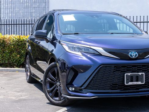 Used 2021 Toyota Sienna XSE FWD image 16