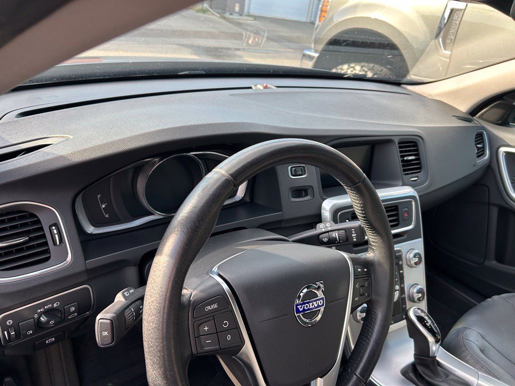 Used 2017 Volvo V60 T5 Premier w/ Convenience Package FWD image 10