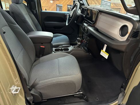 New 2025 Jeep Gladiator Willys image 21