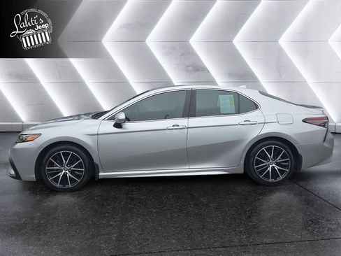 Used 2023 Toyota Camry SE AWD/4WD image 3