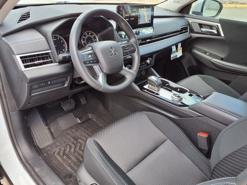 Used 2026 Mitsubishi Outlander ES FWD image 12