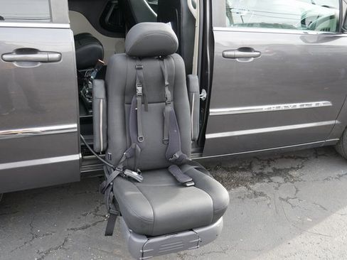 Used 2015 Chrysler Town & Country Touring image 27