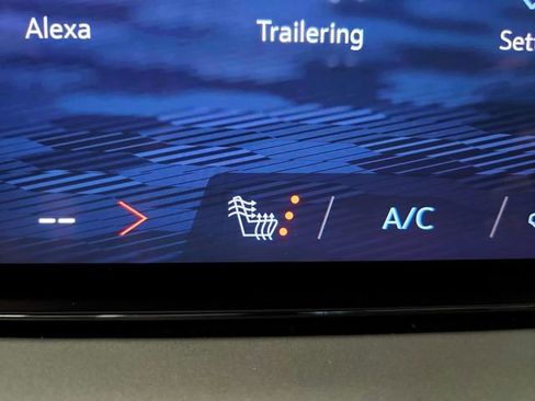 Used 2025 Chevrolet Traverse LT image 24