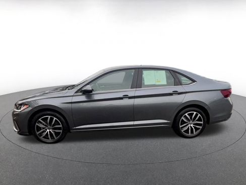 Used 2025 Volkswagen Jetta SE image 9