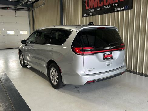 Used 2024 Chrysler Pacifica Touring-L image 3