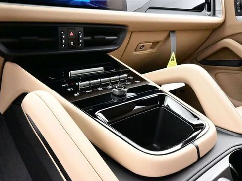 New 2026 Porsche Cayenne Coupe AWD/4WD image 11