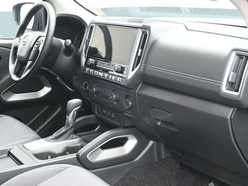 Used 2025 Nissan Frontier SV image 6