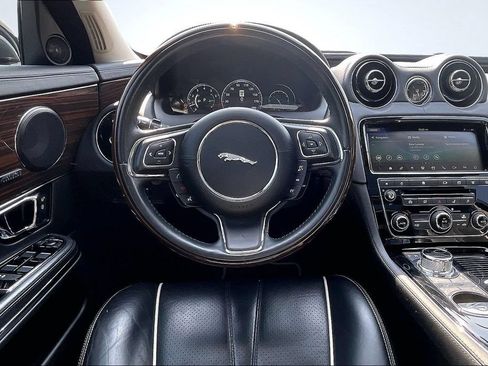 Used 2018 Jaguar XJ R-Sport RWD image 10