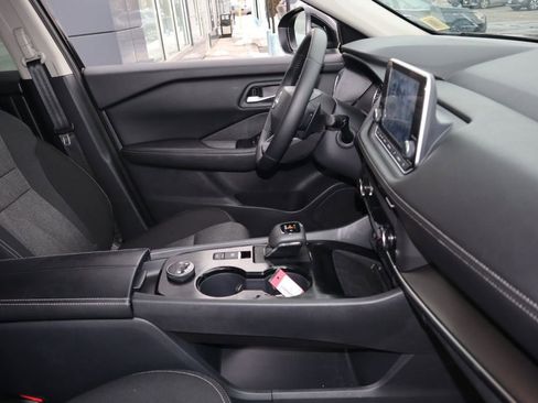 Certified 2025 Nissan Rogue SV image 25