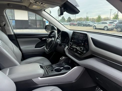Used 2021 Toyota Highlander XLE AWD/4WD image 26