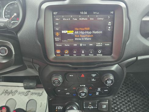 Used 2023 Jeep Renegade Latitude AWD/4WD image 9