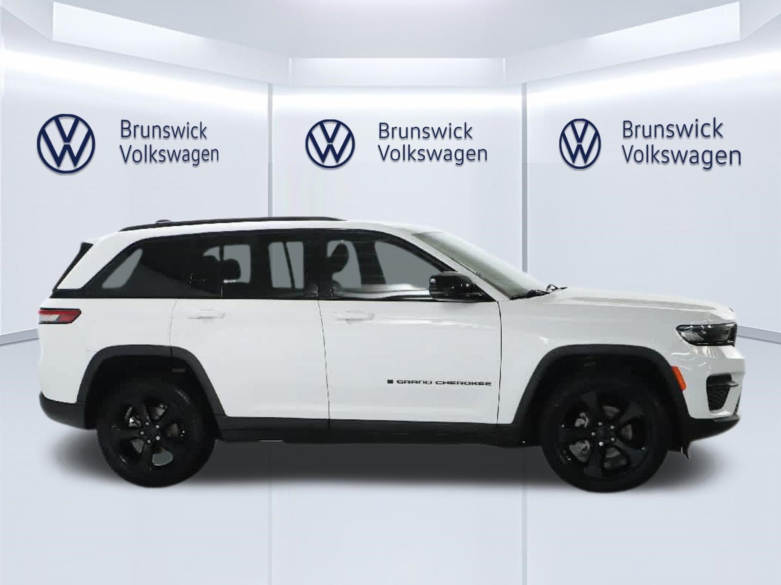 Used 2023 Jeep Grand Cherokee Altitude AWD/4WD image 11