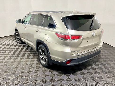Used 2016 Toyota Highlander XLE image 11