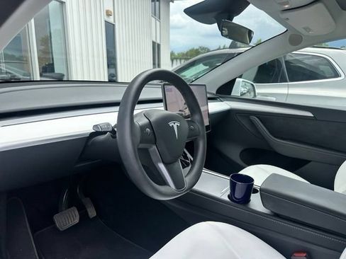 Used 2025 Tesla Model Y Long Range RWD image 27