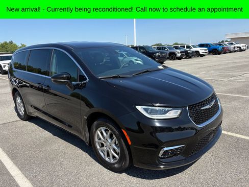 Used 2025 Chrysler Pacifica Select FWD image 1