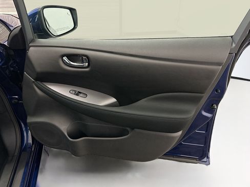 Used 2025 Nissan Leaf S image 32