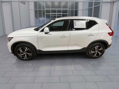 Used 2023 Volvo XC40 B5 Plus image 5