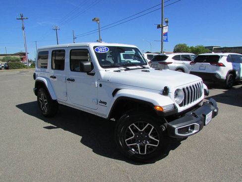 Used 2025 Jeep Wrangler Unlimited Sahara AWD/4WD image 2