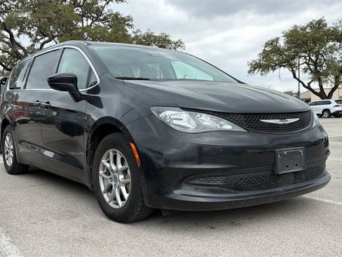 Used 2023 Chrysler Voyager LX image 3