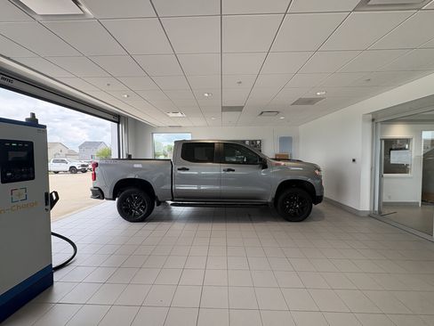 Used 2025 Chevrolet Silverado 1500 LT Trail Boss w/ Convenience Package II AWD/4WD image 9