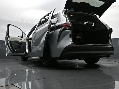 Used 2021 Toyota Sienna XLE image 36