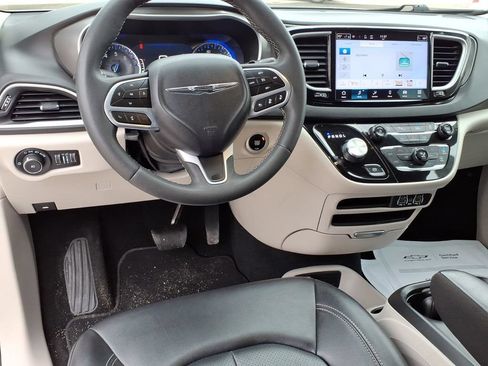 Used 2024 Chrysler Pacifica Touring-L FWD image 15