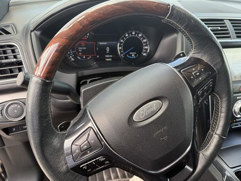 Used 2019 Ford Explorer Platinum image 17