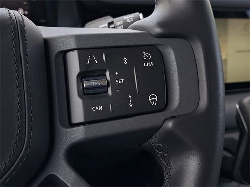 Used 2024 Land Rover Defender 110 X-Dynamic SE image 9