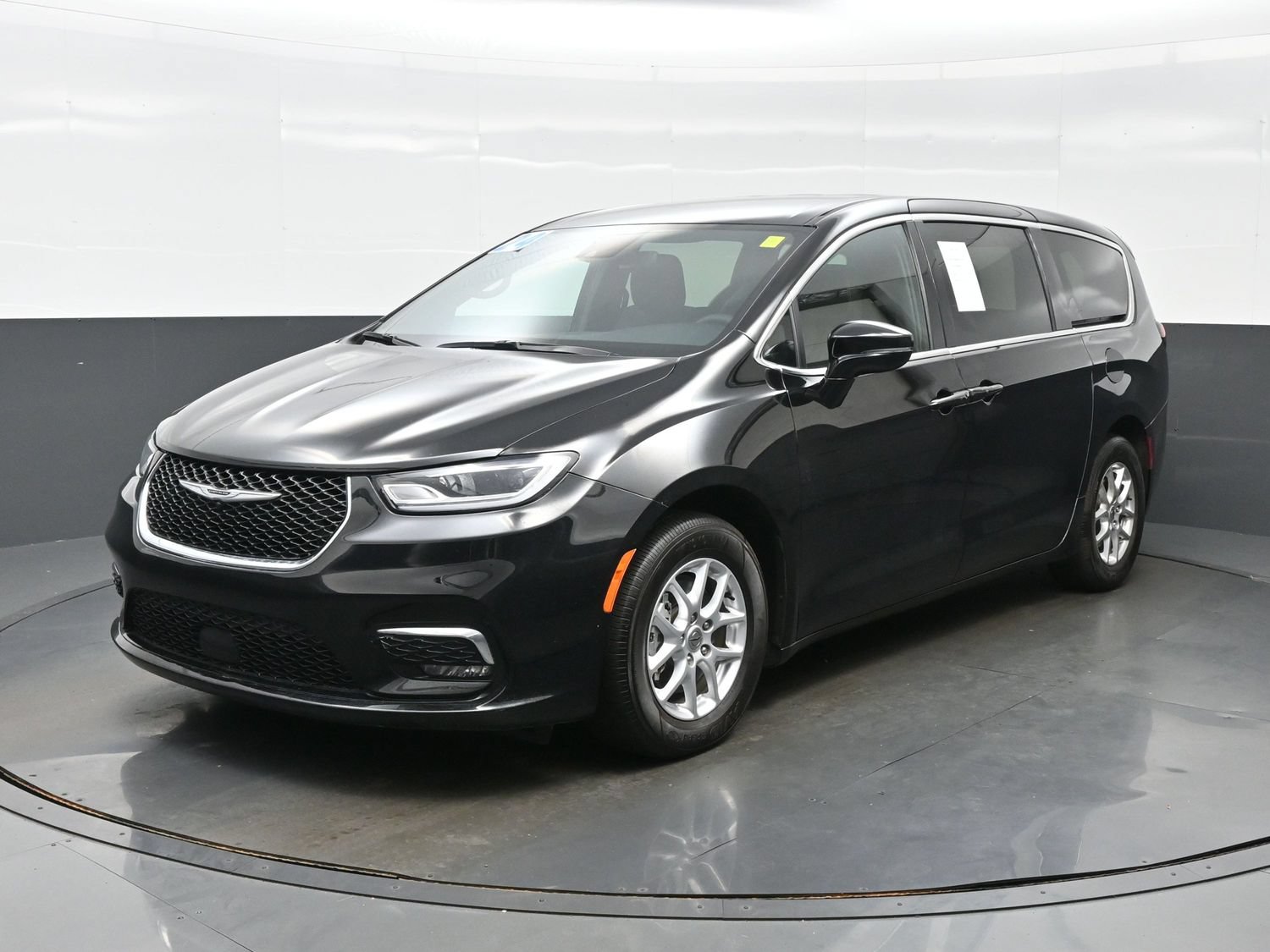 Used 2024 Chrysler Pacifica Touring FWD image 2