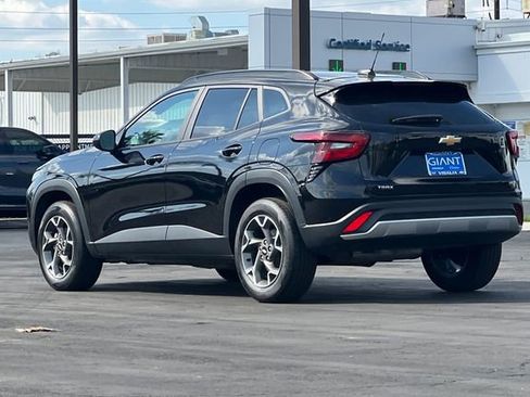 Used 2025 Chevrolet Trax LT w/ LT Convenience Package image 6