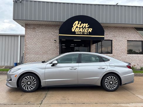 Used 2023 Hyundai Sonata Limited w/ Cargo Package FWD image 2
