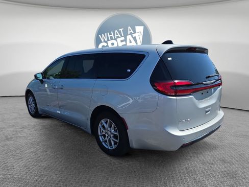 Used 2024 Chrysler Pacifica Touring-L FWD image 6