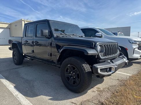 Used 2025 Jeep Gladiator Sport image 3