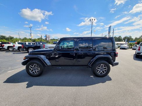 Used 2025 Jeep Wrangler Unlimited Sahara AWD/4WD image 3