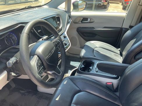 Used 2023 Chrysler Pacifica Touring-L FWD image 11