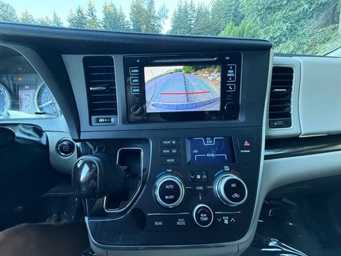 Used 2015 Toyota Sienna XLE Premium image 23