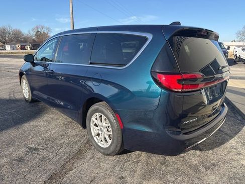 Used 2023 Chrysler Pacifica Touring-L FWD image 6