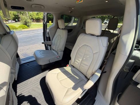 Used 2017 Chrysler Pacifica Touring-L FWD image 8