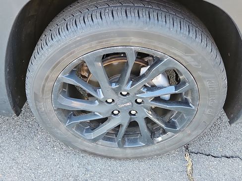 Certified 2024 GMC Terrain SLE w/ Driver Convenience Package image 9