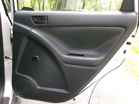 Used 2005 Pontiac Vibe w/ Power Group Value Package FWD image 24